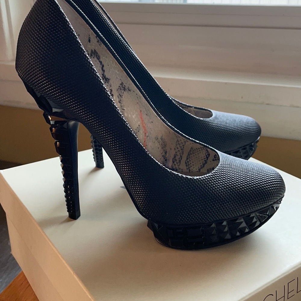 Rachel Roy black pumps